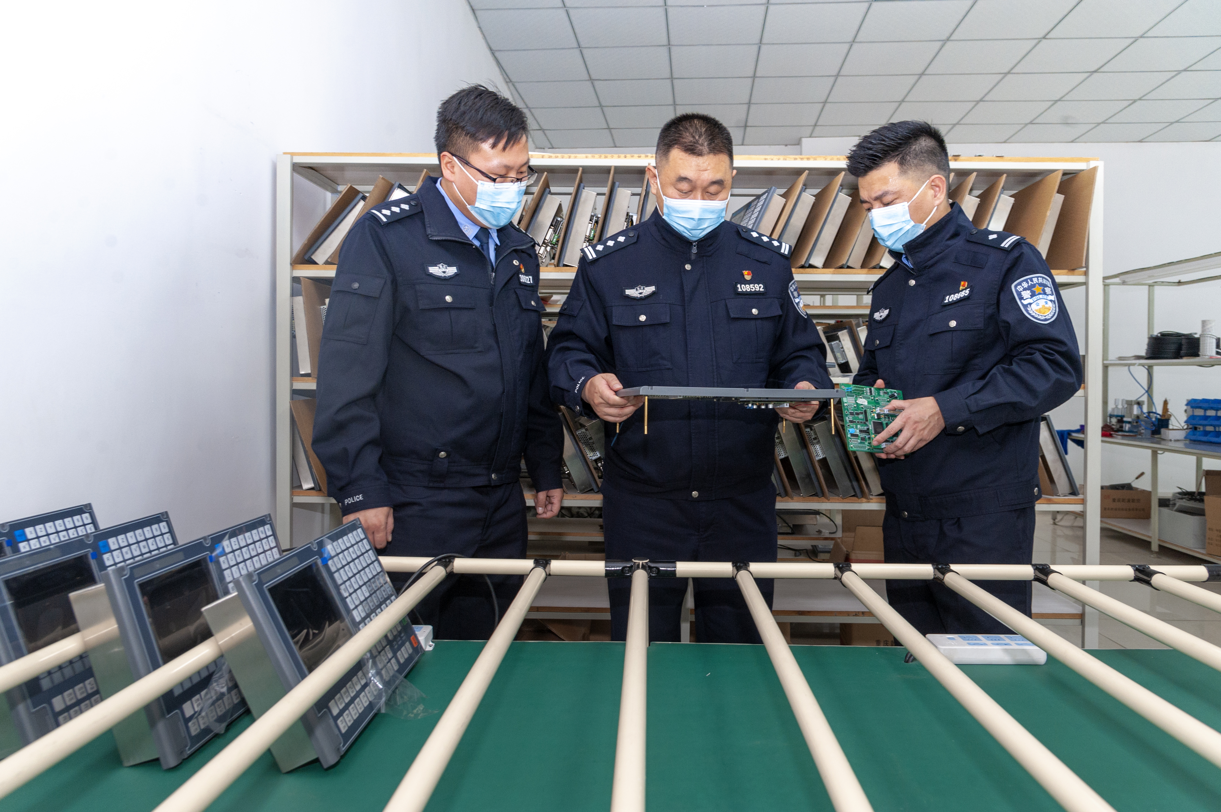 办案民警现场查验经查，其中原委追溯到2017年以前，涉案两家公司都是生产