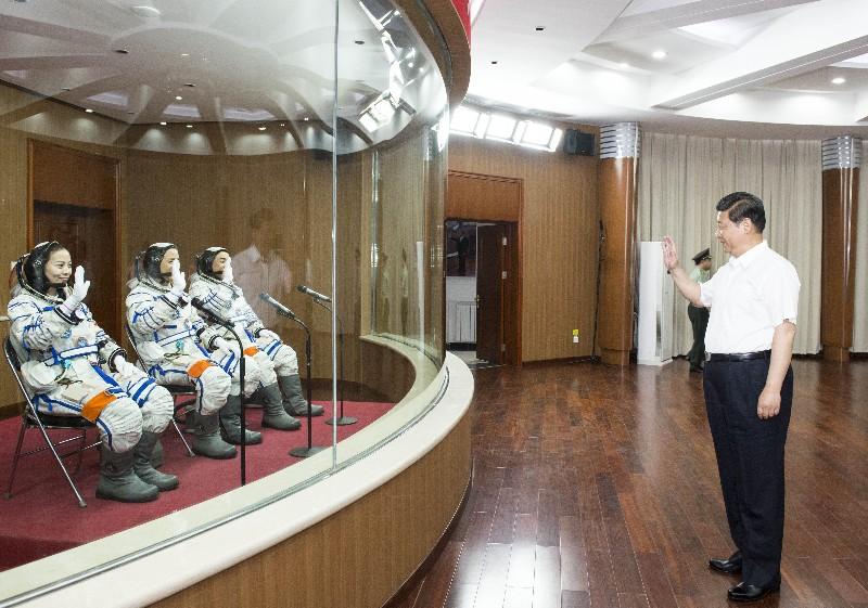 2013年6月11日，习近平总书记来到酒泉卫星发射中心航天员公寓问天阁，为即将出征的航天员壮行。