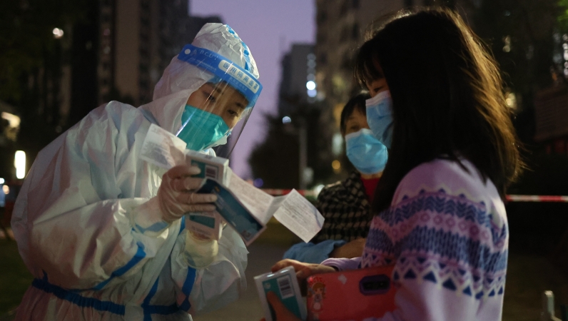 重庆高新区：广大志愿者、社区工作者坚守抗疫一线