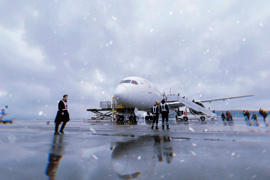 风雪中的江北机场人