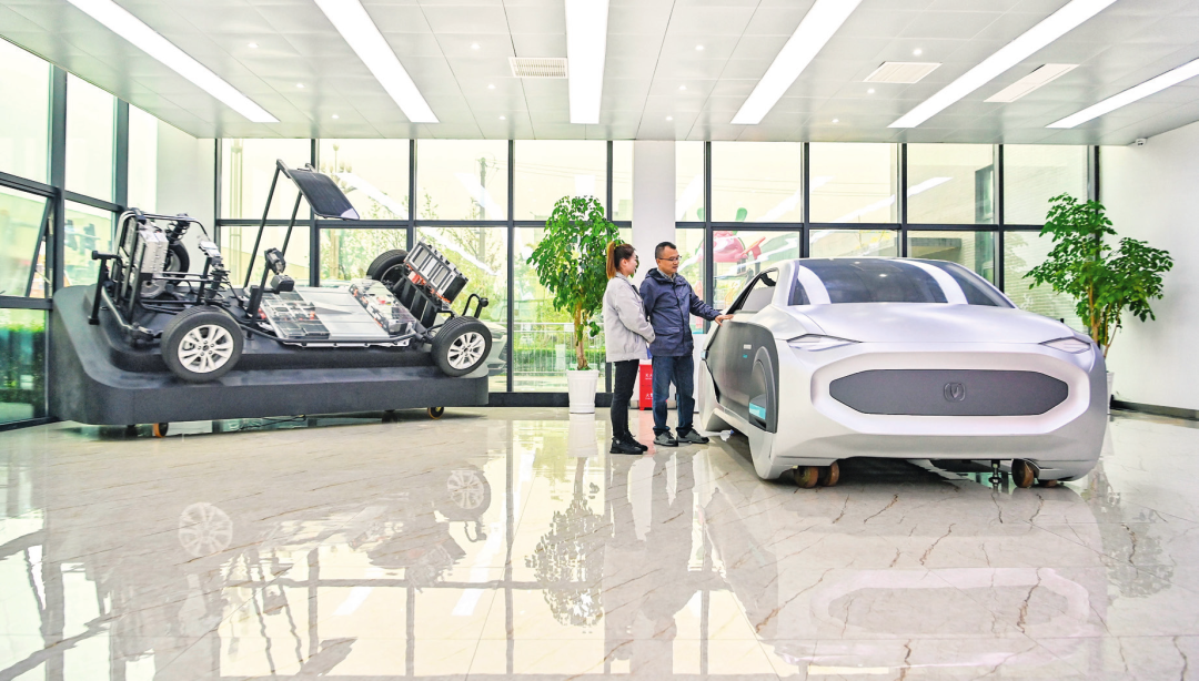 四川瑞创汽车科技有限公司，参观者正在了解新能源汽车 龙帆摄.png