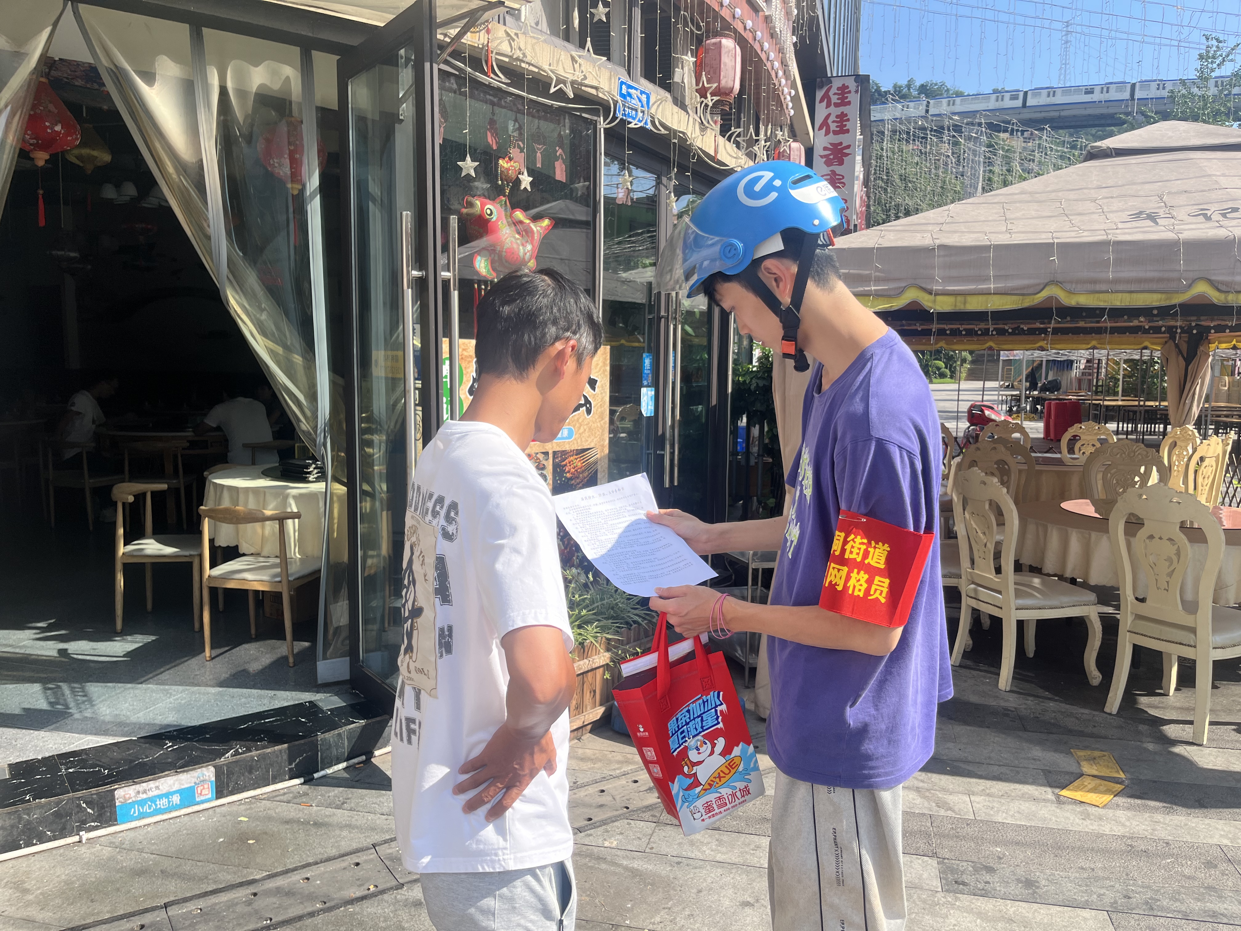 巴南区鱼洞街道“兼职网格员”傅良强等单间隙向商家宣传燃气安全知识巴