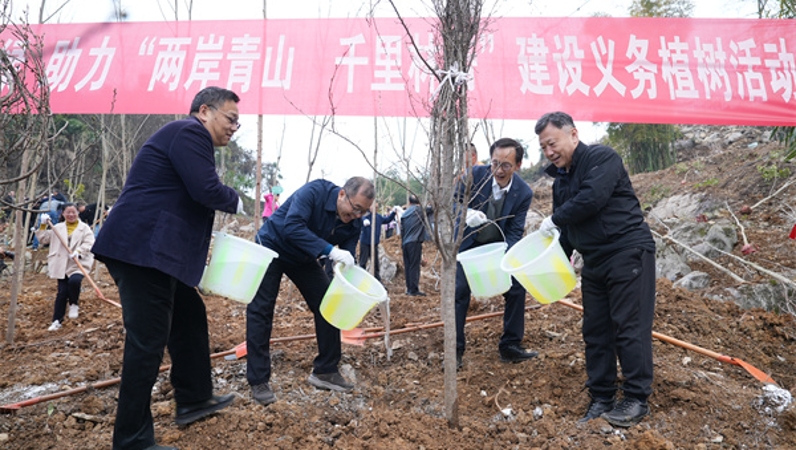 重庆市、区两级有关部门联合开展“万名机关党员植绿护绿，助力‘两岸青山·千里林带’建设”活动