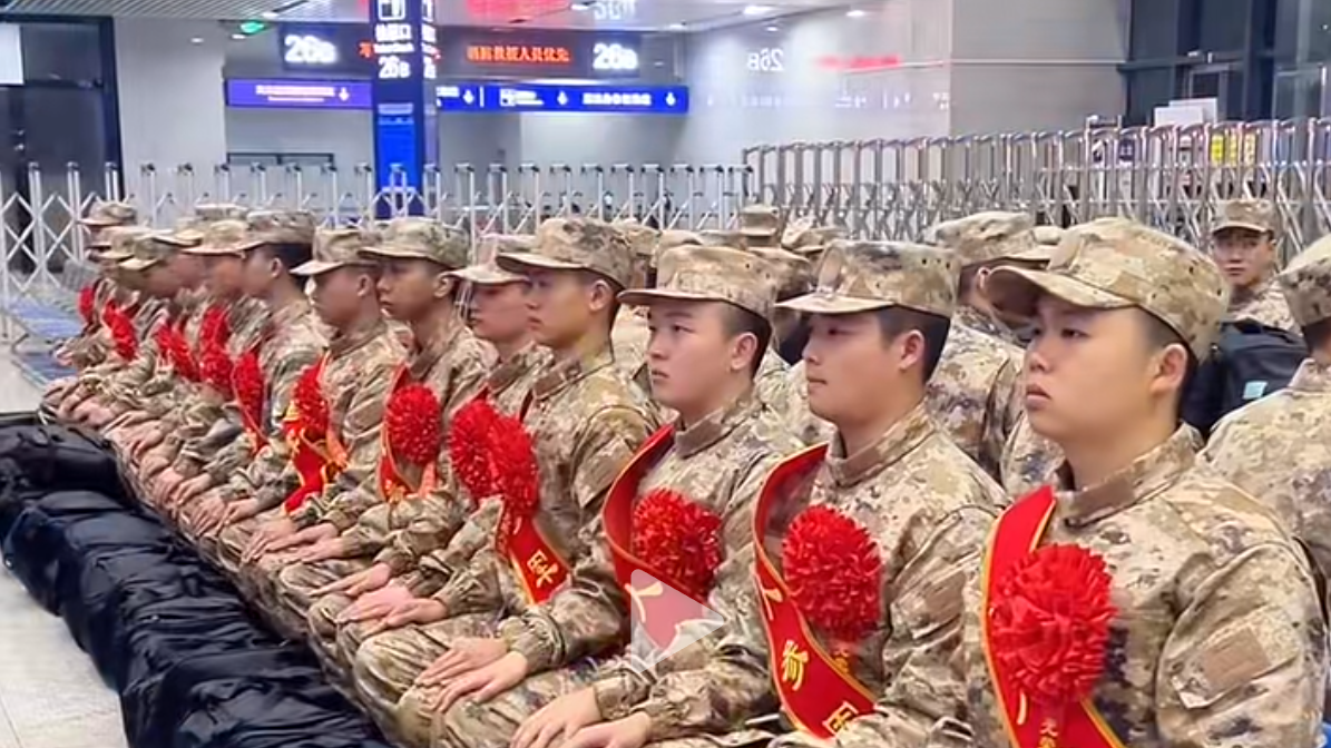“重庆崽儿，向前冲！”3月21日，重庆籍新兵集结出发，奔赴军营！