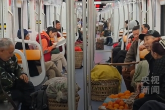 央视新闻看重庆｜“一条地铁，装得下公文包，容得下背篓”