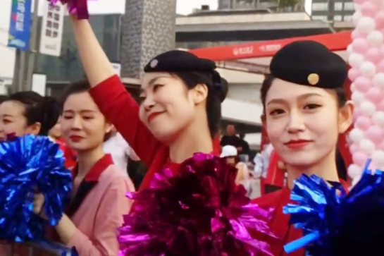 高颜值！重庆2024马拉松，川航空姐啦啦队为跑友加油