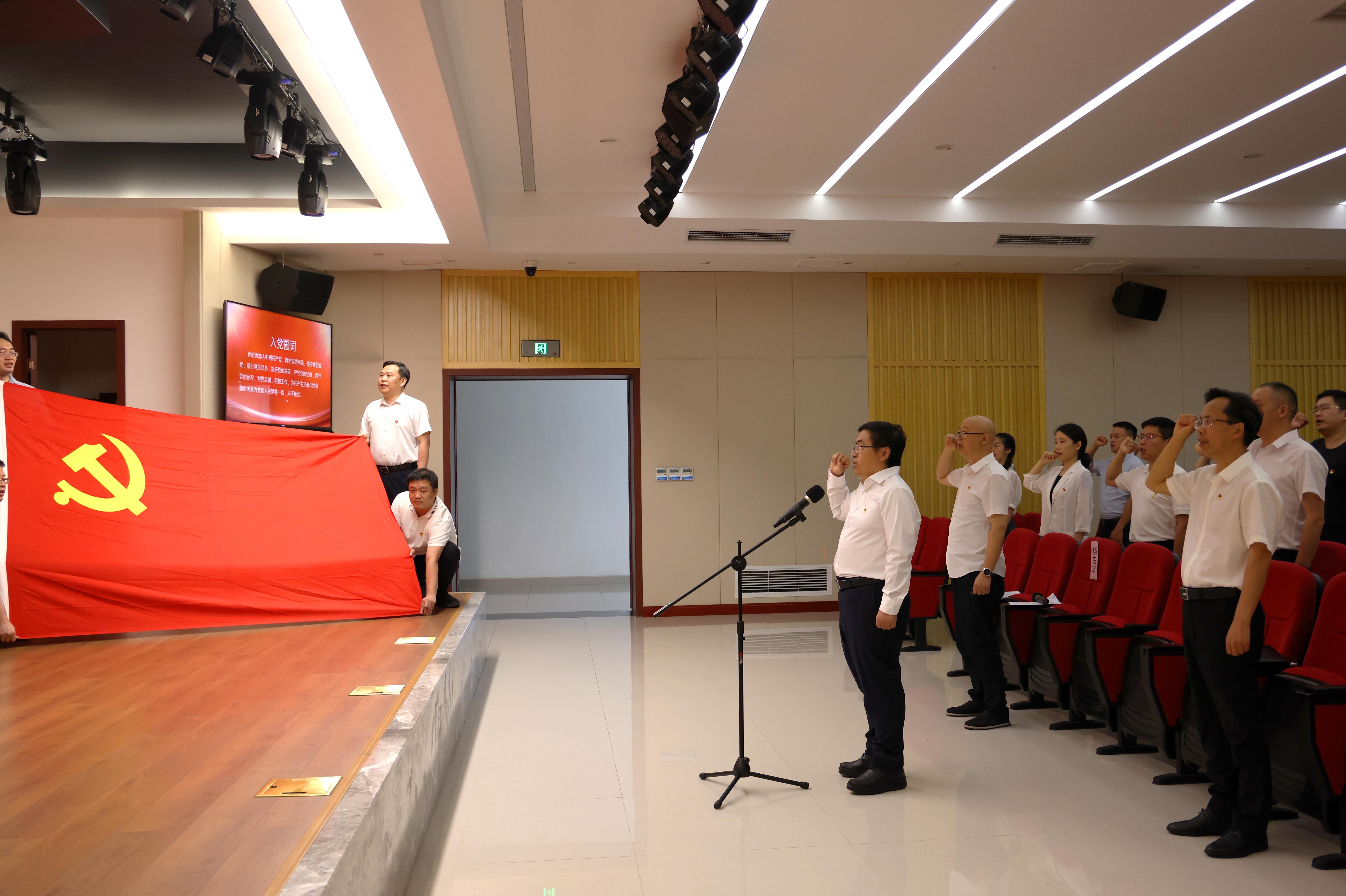 当代党员杂志社为党员集中过“政治生日”