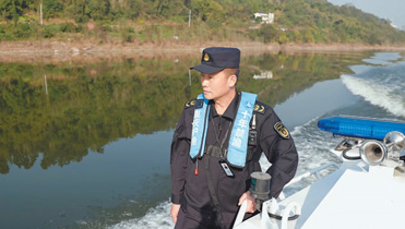 人民日报看重庆｜重庆涪陵区渔政协助巡护队队长谢兵——“这些年，长江水更清、鱼更多”