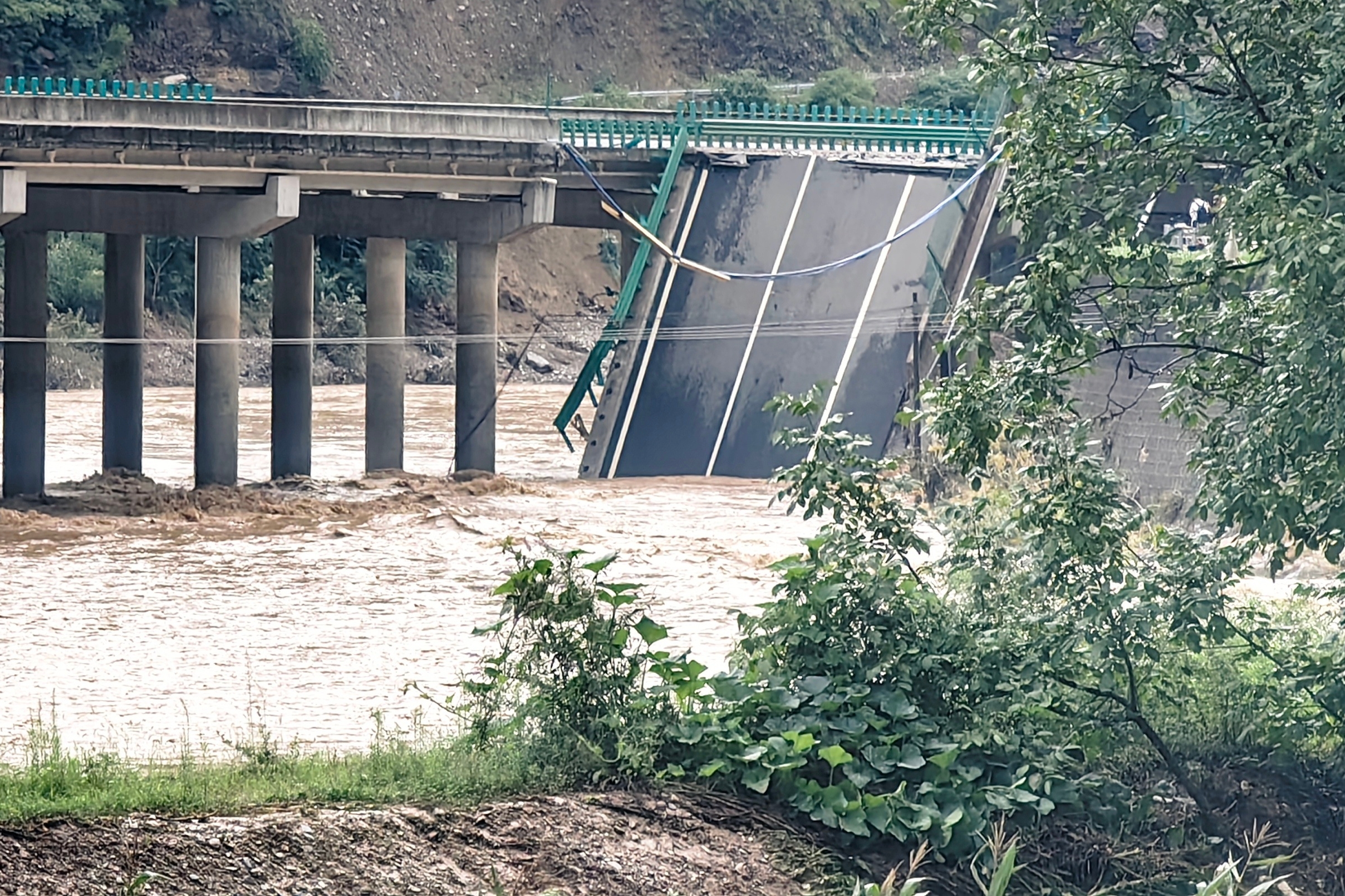 持续更新丨陕西柞水高速公路桥梁垮塌灾害遇难者增至12人 31人失联