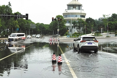 人民日报《读者来信》栏目曝光重庆巴南：路口没有排水口 雨天常积水