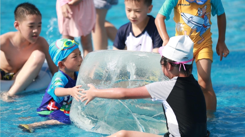 组图｜重庆秋天42℃微热 水上乐园加冰迎“嘉宾”