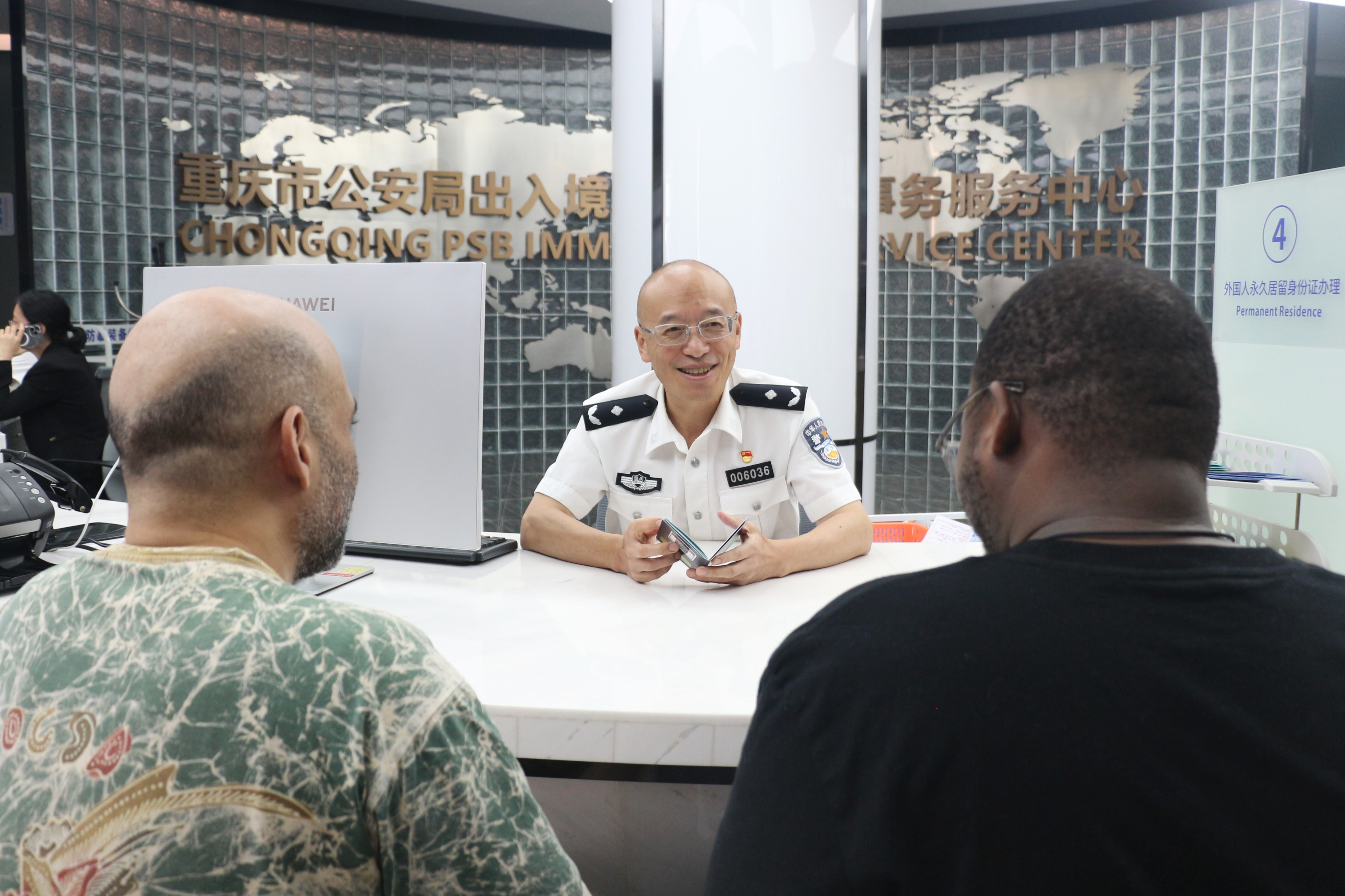 重庆市公安局出入境管理局境外管理支队民警柳林：扎根出入境39载…