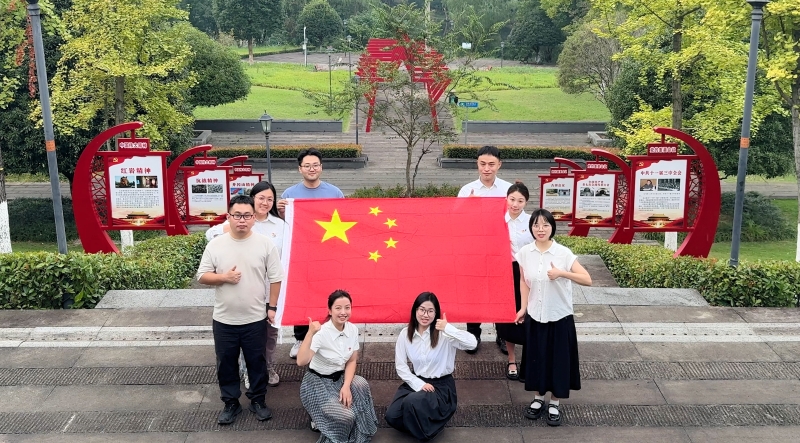 我和国旗合张照｜盛世华章，共庆国庆