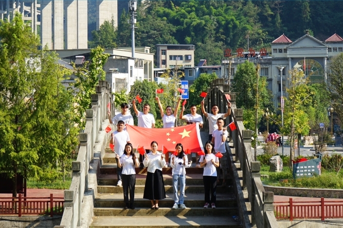 我和国旗合张照｜满城“中国红” 拳拳爱国心