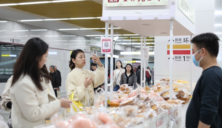 “开”进地铁站的早餐市集