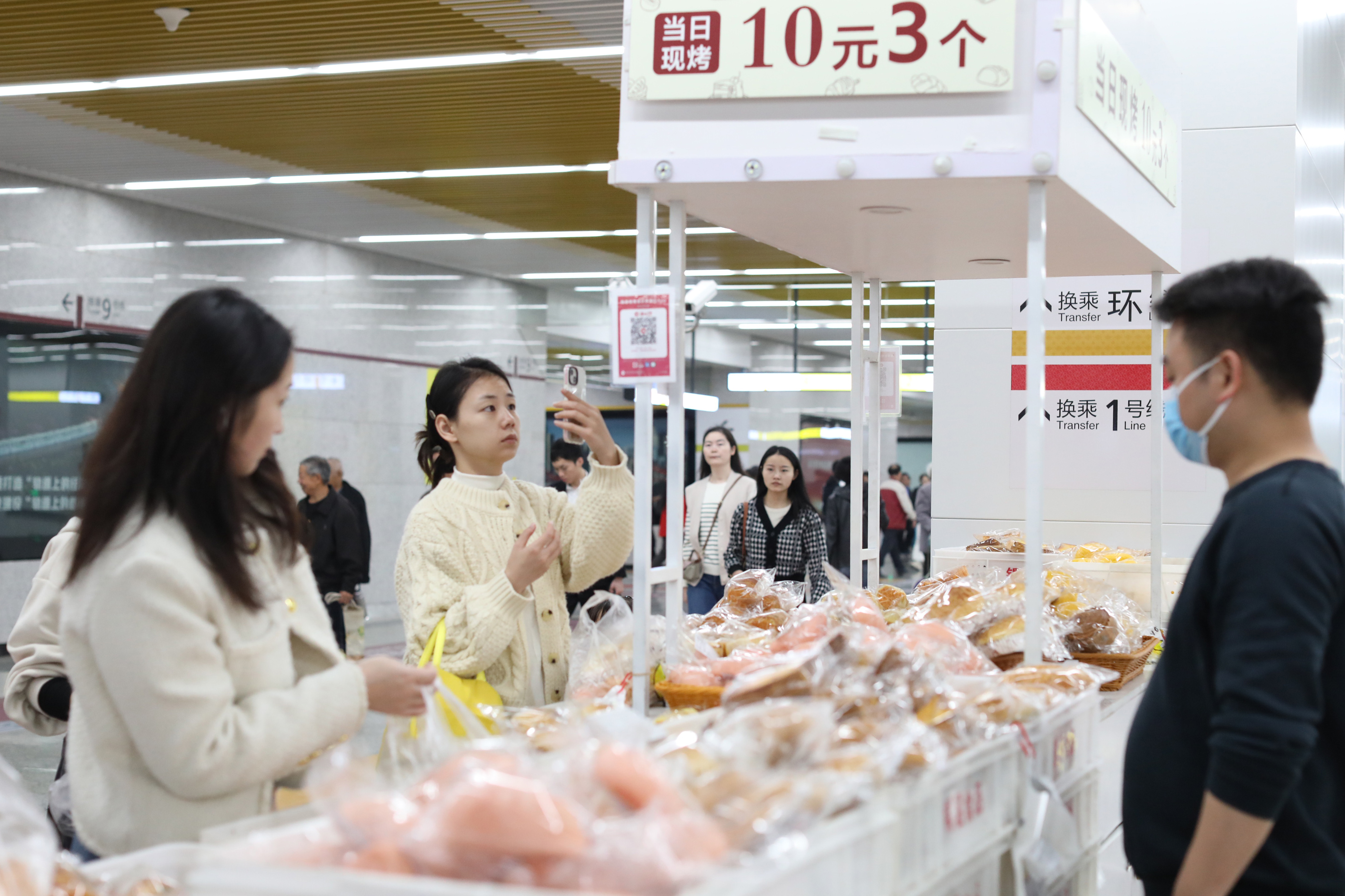 开”进地铁站的早餐市集