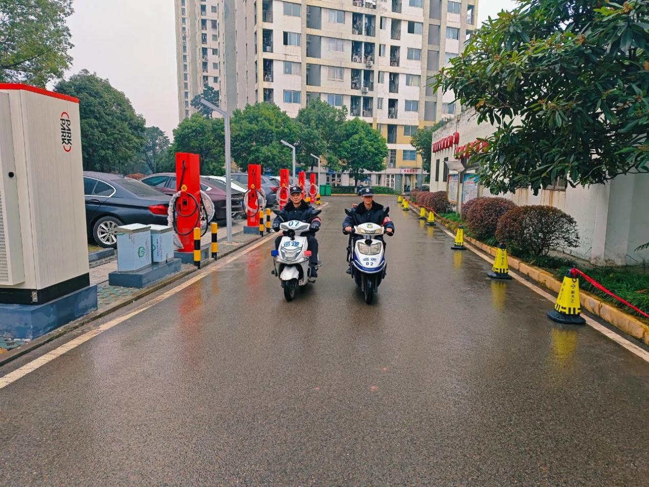 他们在岗!除夕公租房小区见闻