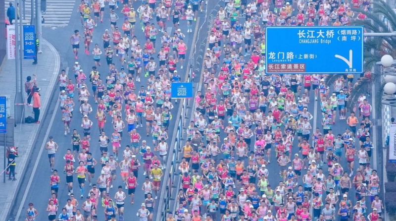 新华社看重庆｜2025重庆马拉松鸣枪开跑