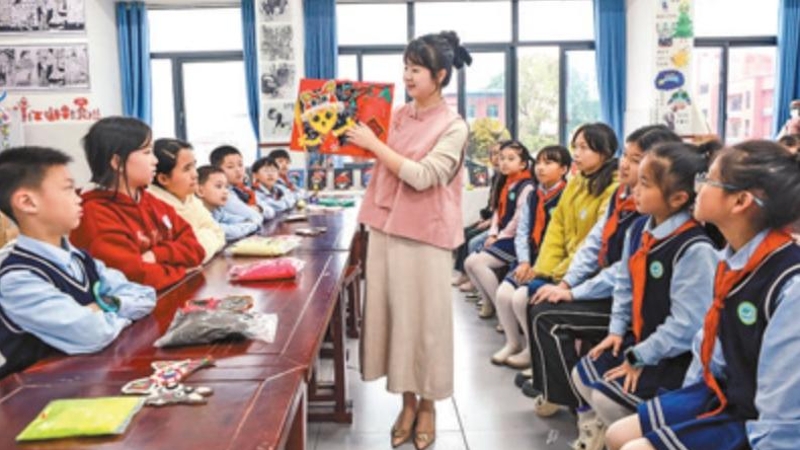 人民日报看重庆｜90后教师兰楠投身乡村美育教育7年——用画笔点亮田野里的艺术梦
