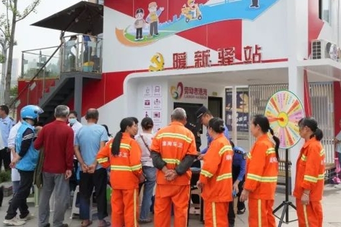 重庆潼南：“暖新驿站”赋予城市管理温度
