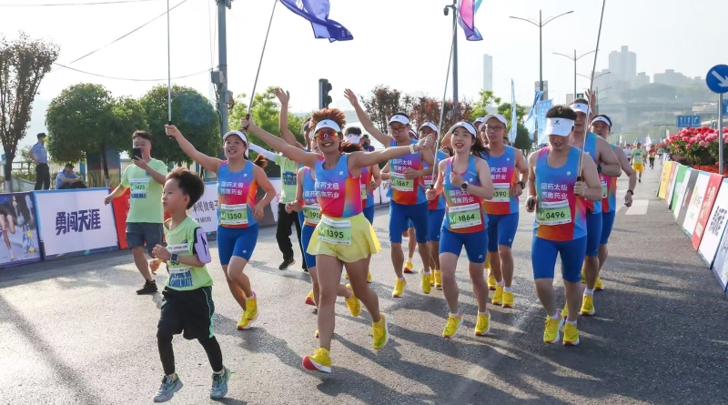 5000跑者逐梦嘉陵江畔 2025重庆沙坪坝全球校友半马开跑