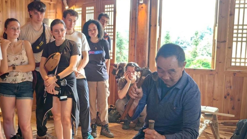 新华社看重庆｜远山迎客来——比利时师生体验重庆土家族传统文化魅力