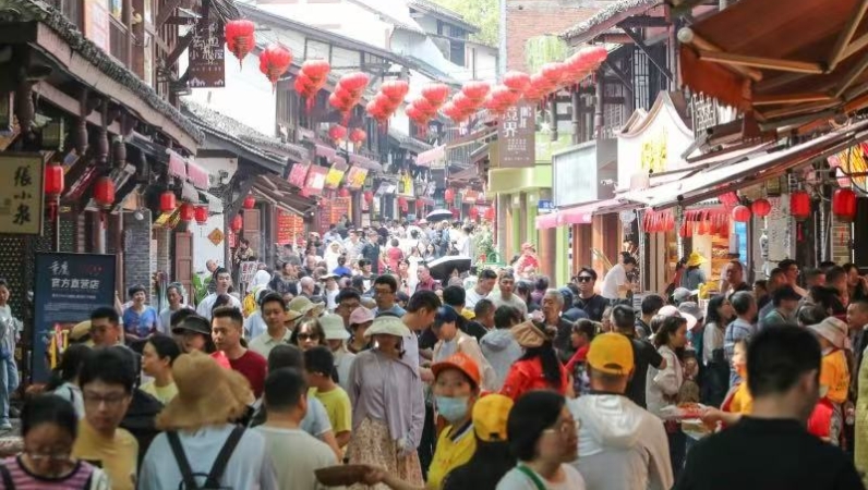 重庆沙坪坝：“五一”小长假 磁器口古镇热情不减