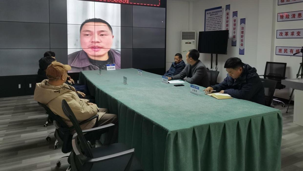重庆秀山梅江镇：“云上和事堂”解疙瘩