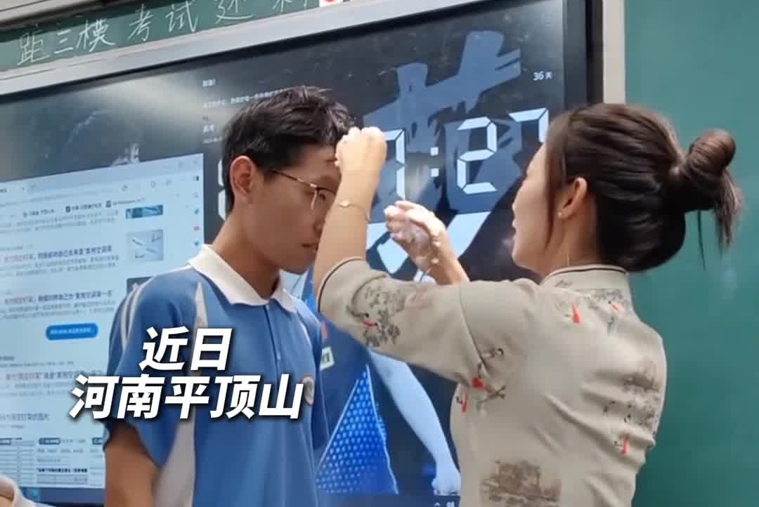 拍摄高中毕业照前，班主任挨个帮班里男生“将头发梳成大人模样”