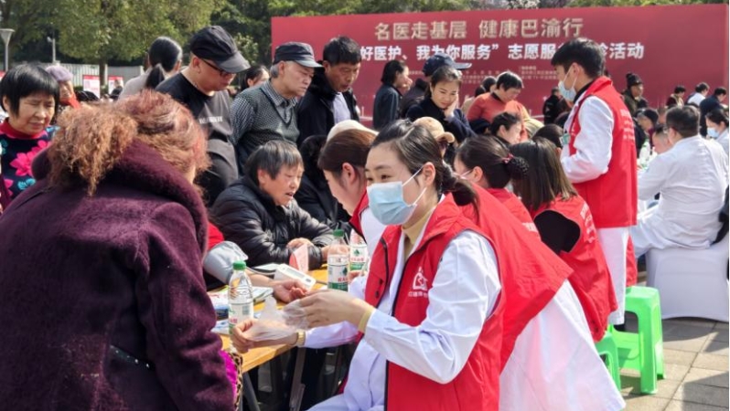 重庆两江新区：白衣执甲护苍生　仁心织就健康网