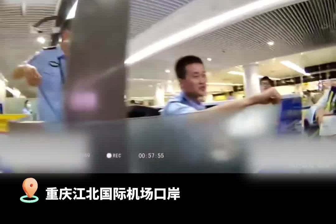 入境旅客投喂民警 传递温暖双向奔赴#正能量#警察故事