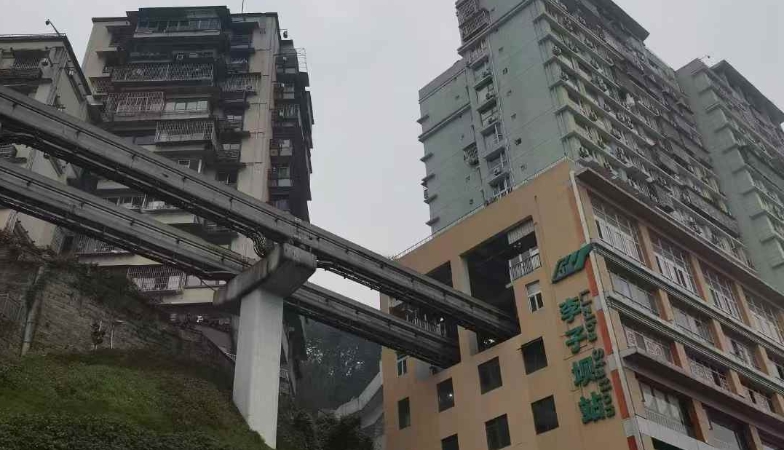 文学｜在李子坝，看轻轨穿过高楼