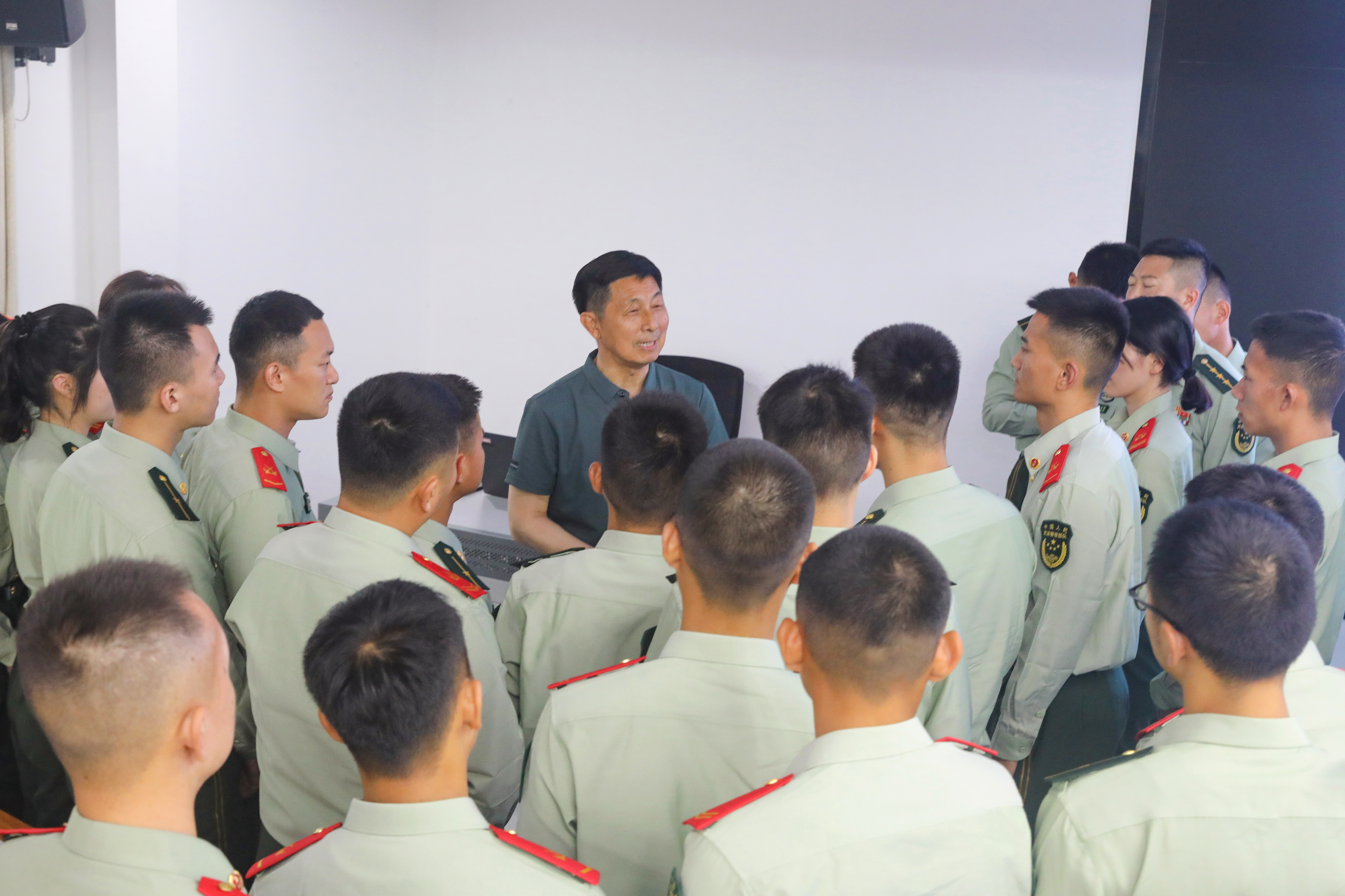 “兵记者”追星  《军中之母》作者来到集训现场