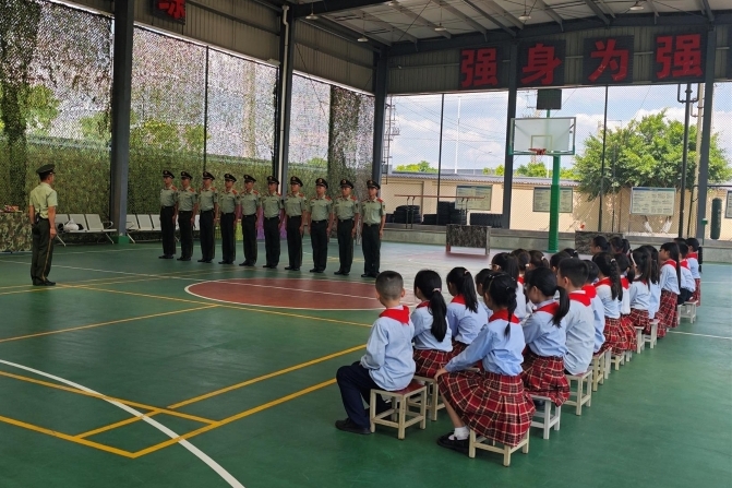 重庆潼南：童心筑国防 萌娃进军营