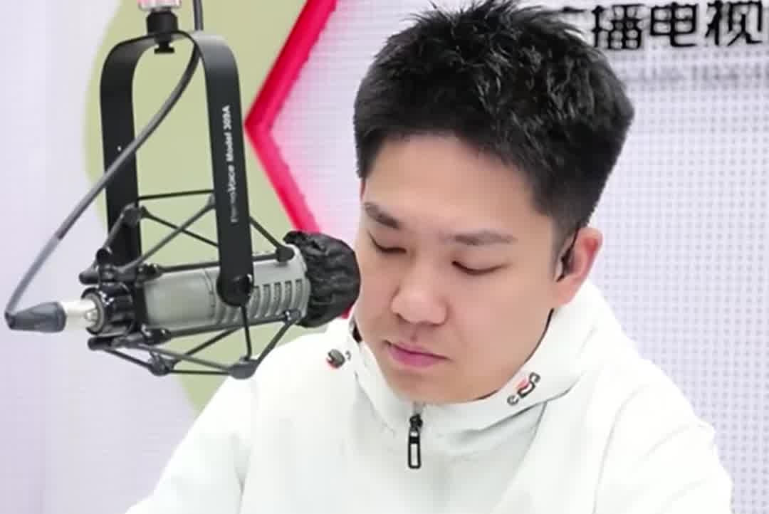 主持人替听众维权被政府工作人员嬉笑回怼 官方通报：两名涉事人员被停职