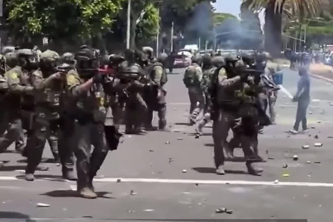 美国加州出现抗议活动 执法人员当街抓捕非法移民引发冲突 对抗议人群“开枪”射击