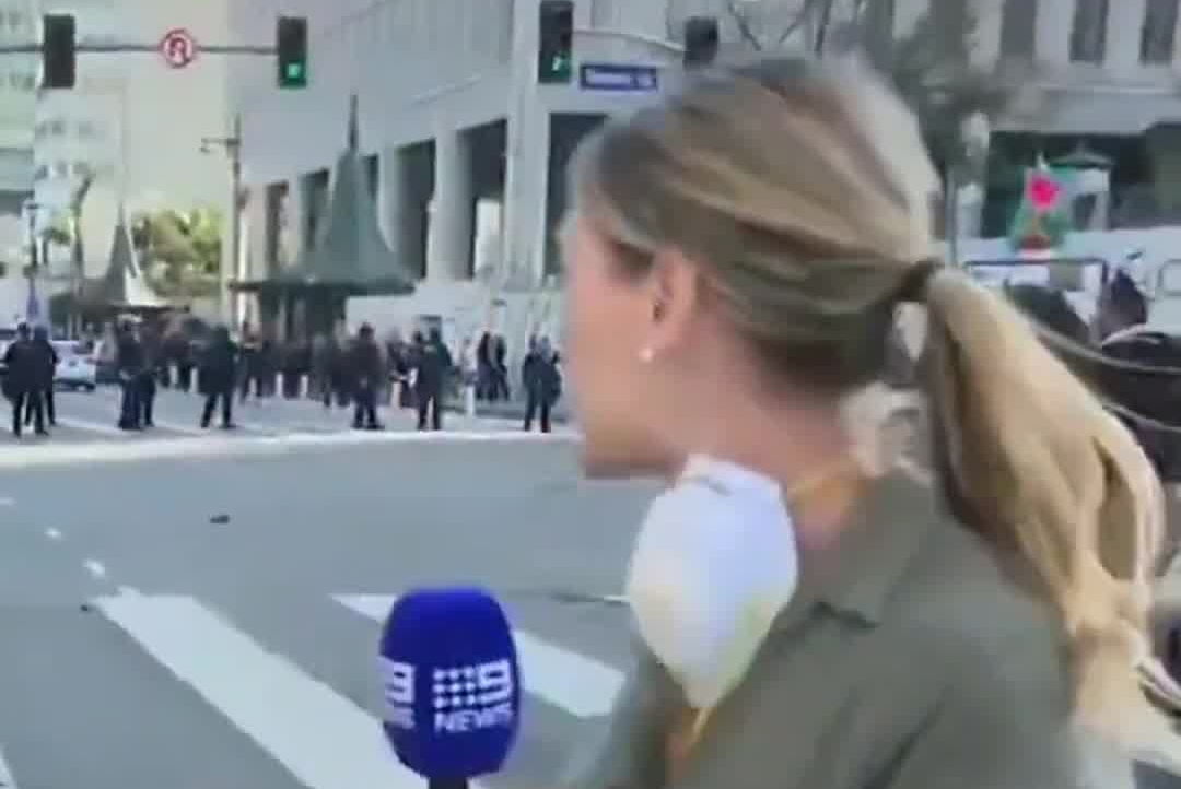 澳媒记者直播洛杉矶骚乱 遭警员开枪击中！#洛杉矶#冲突事件