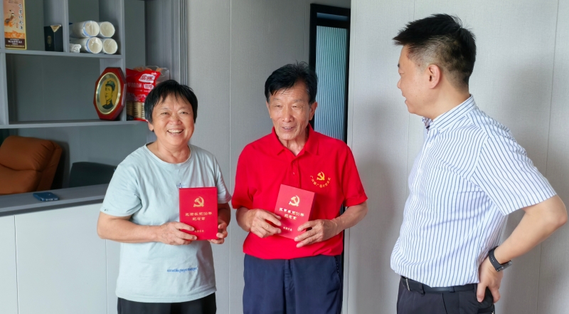 重庆江津这对夫妻同获“光荣在党50年”纪念章