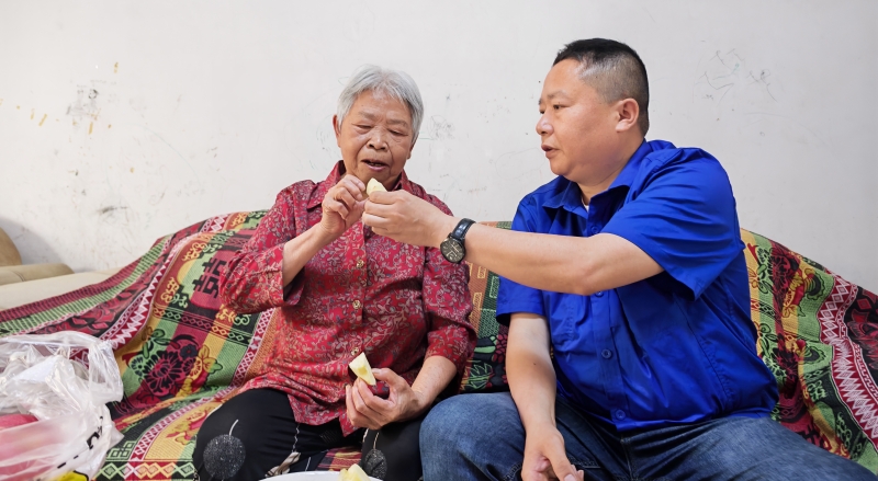 为了一句承诺，他替友尽孝15年……