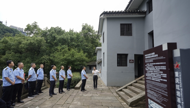 重庆市南岸区市场监管局开展廉政警示教育暨“书香润红岩·铁规砺初心”读书分享会