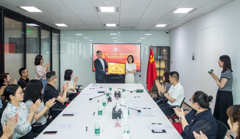 党旗飘扬处 商圈活力涌