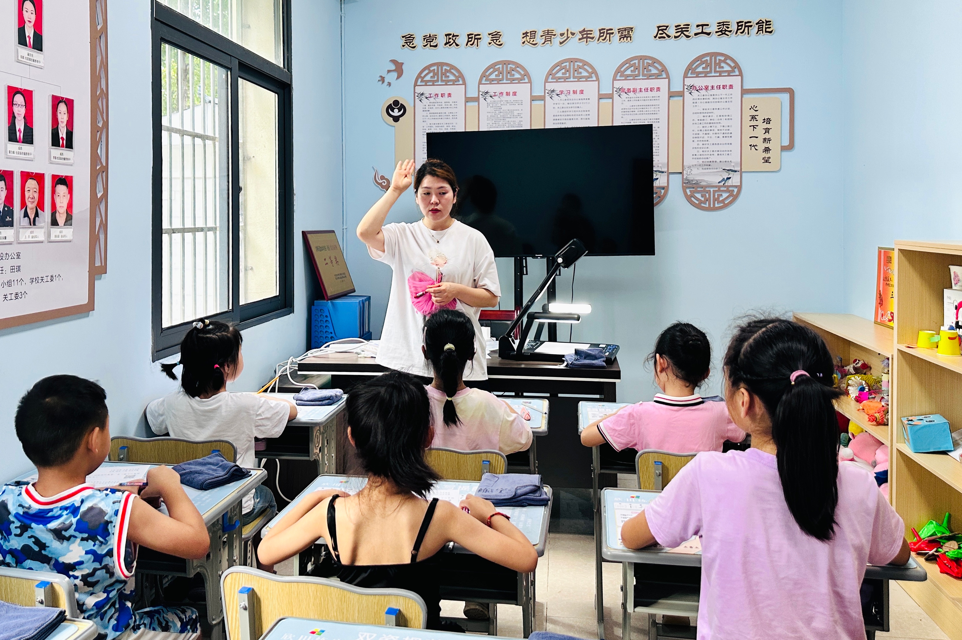 重庆开州文峰街道三中社区：“翰墨润童心”暑期书法公益课堂开课啦！