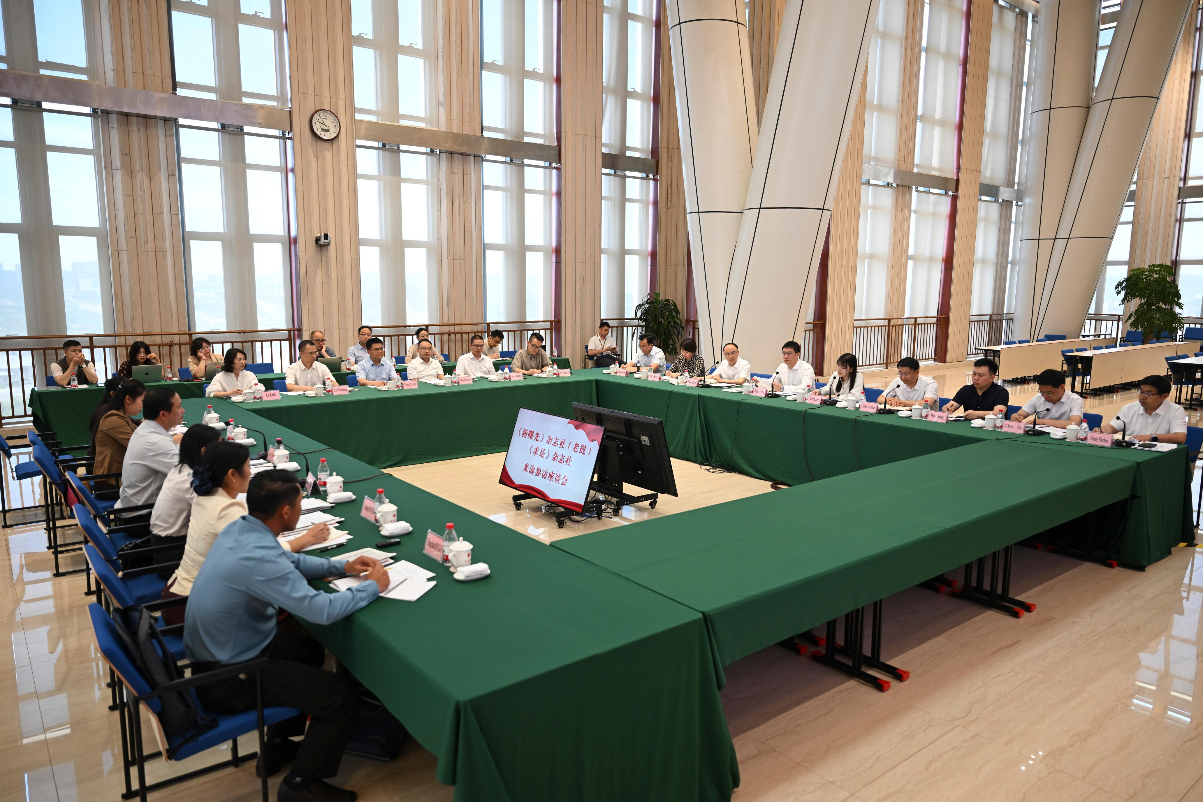 当代党员杂志社在老挝《新曙光》杂志社与《求是》杂志社来渝参访座谈会上作交流发言