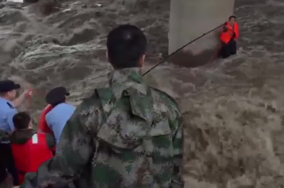 重庆水警暴雨激流中救回六旬钓鱼翁