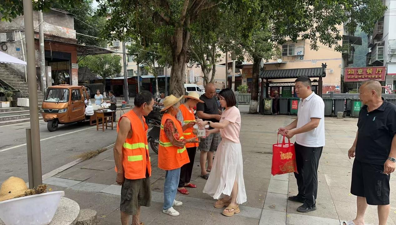 重庆云阳云安镇：为环卫工“送清凉” 撑起高温“遮阳伞”