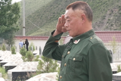 “哥哥当年穿军装，我也穿军装来看望他……”