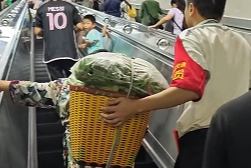 重庆地铁工作人员一路护送因摔倒不敢坐扶梯的卖菜阿姨