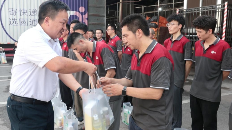 重庆开展“情系农民工·酷暑送清凉”慰问活动