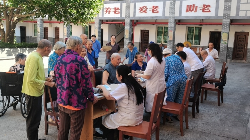重庆忠县：开展义诊活动 致敬“中国医师节”