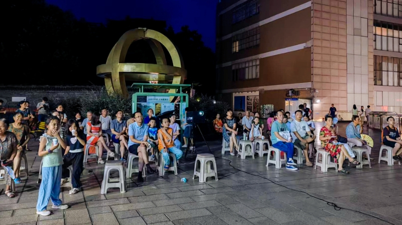 重庆北碚：社区搭起露天电影 邻里共聚享清凉